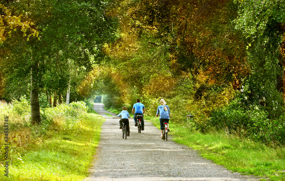 Familie mit dem Fahrrad unterwegs