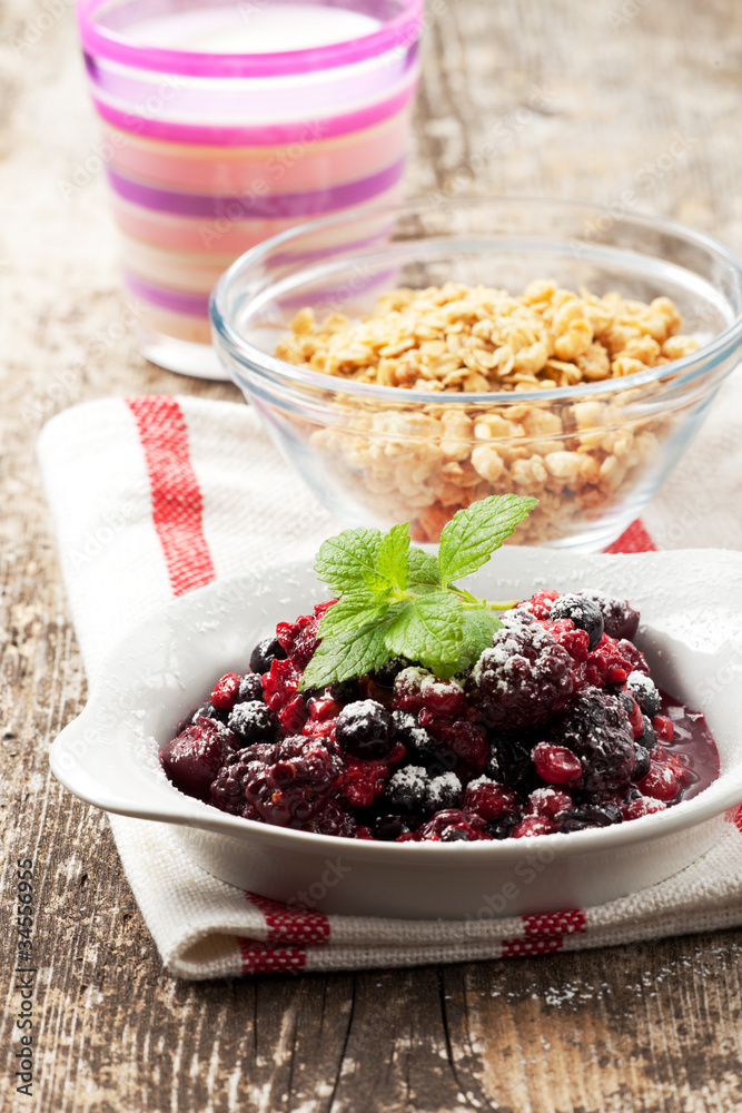Nahaufnahme von Müsli mit Obst und Joghurt Nahaufnahme von Müsli mit Obst und Joghurt