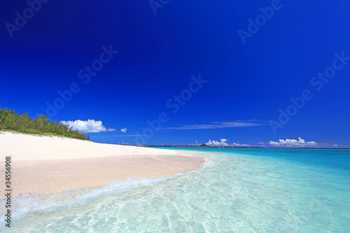水納島の透明な海と紺碧の空