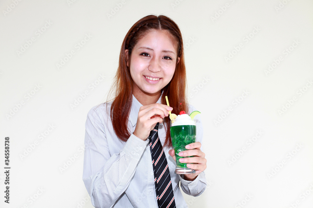 休憩時間を楽しむオフィスレディー