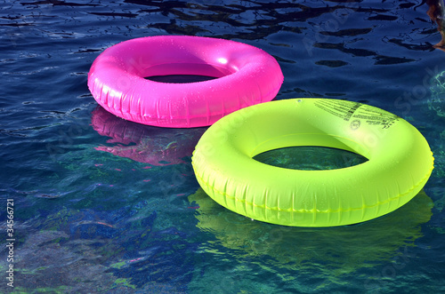 Flotadores en una piscina