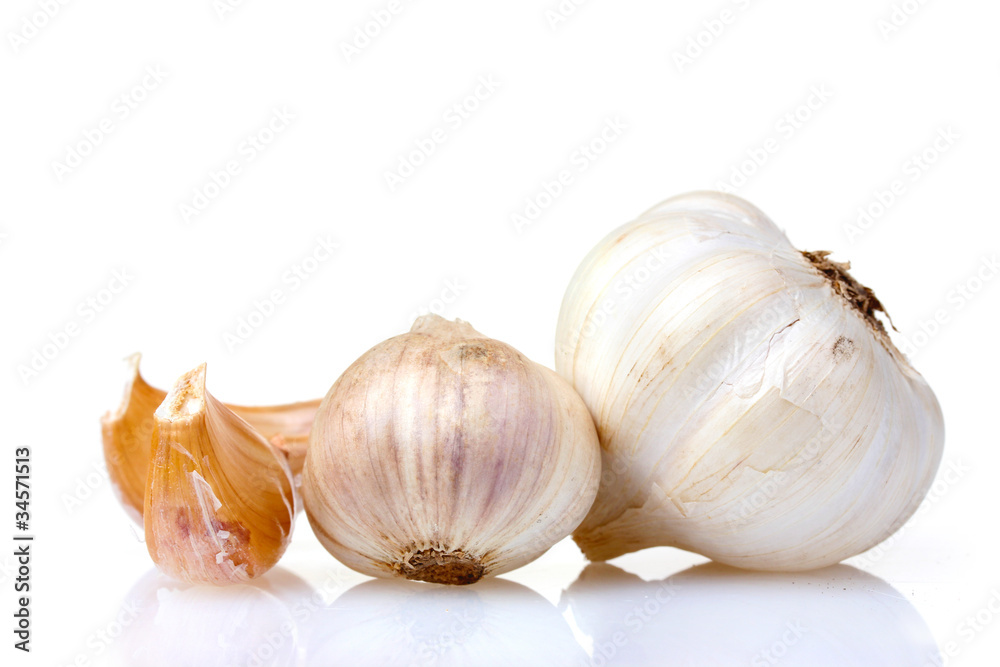 Obraz premium garlic isolated on white