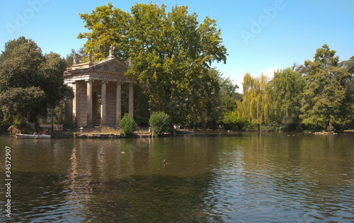 monument Romain sur un étang