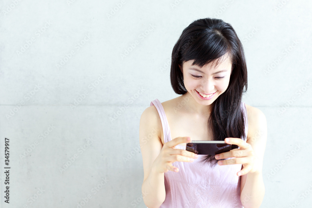 スマートフォンを使う女性