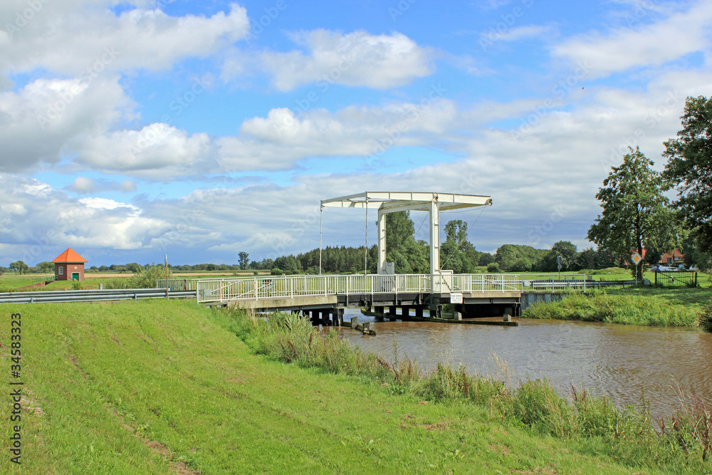 Obraz premium Klappbrücke Roggenberg am Dreyschloot (Ostfriesland)