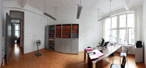 Grosszügiges Büro mit Schreibtisch und Aktenschrank photo