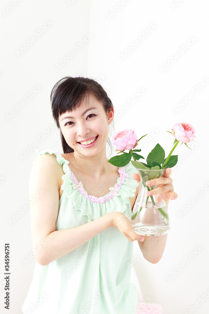 花瓶を持った女性