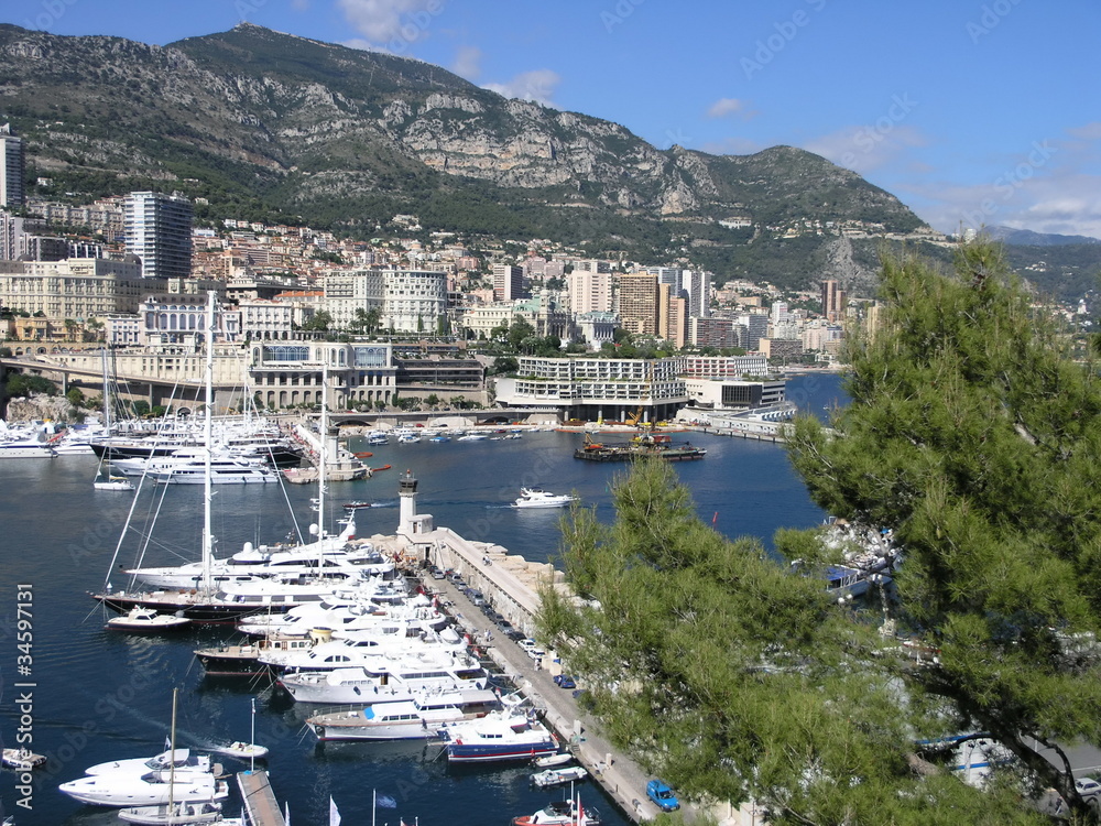 Blick auf Monte Carlo mit den Hafen im Vordergrund