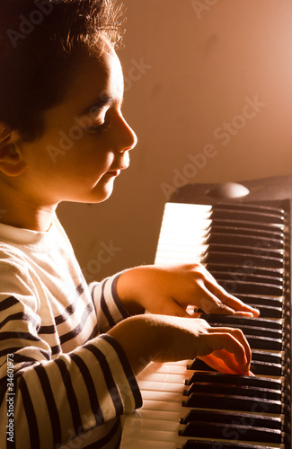 Fotografía Un enfant qui joue de la musique
