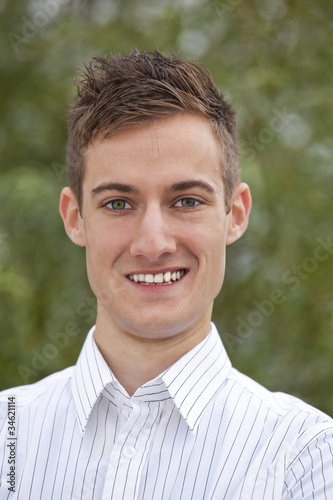 lächelnder junger Mann