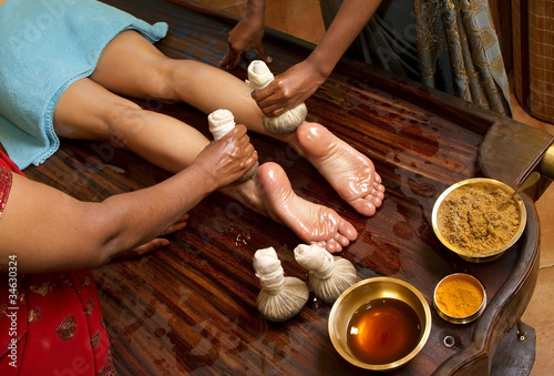 Photos traditional indian ayurvedic oil foot massage