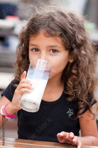 Fillette et verre de lait