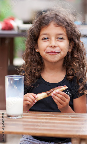 Jeune fille souriante et son goûter