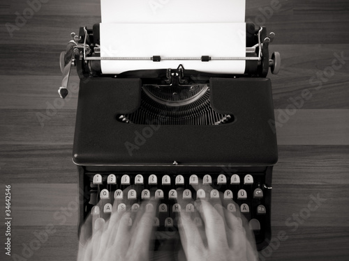 auf alter schreibmaschine schreiben photo