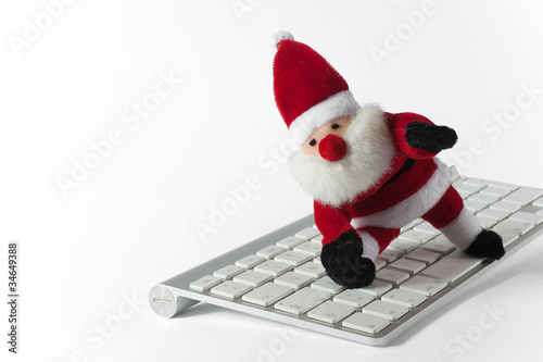 Weihnachtsmann tanzt auf der Tastatur © atira