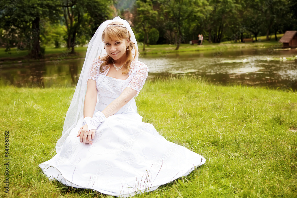 Beautiful bride posing in her wedding day Beautiful bride posing in her wedding day