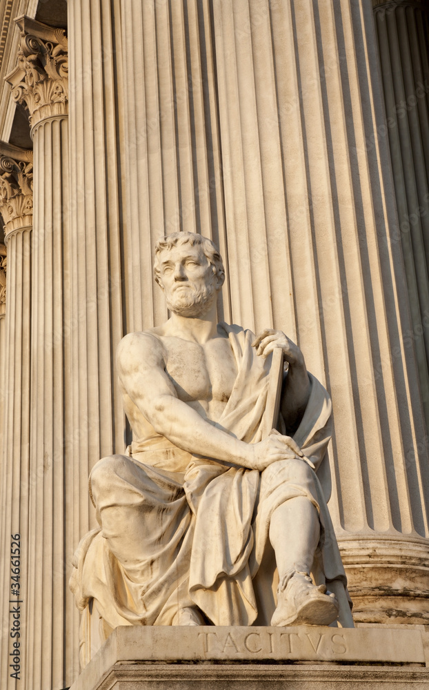 Fototapeta premium Vienna - Rome historian Taciuts statue - parliament