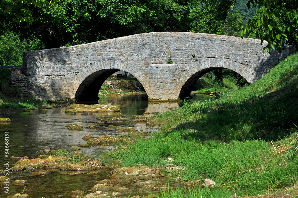 ponte di pietra sopra un ruscello