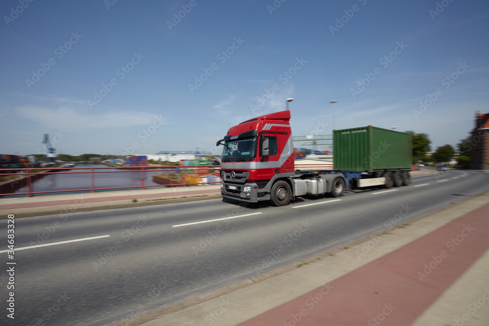 LKW in Fahrt mit Bewegungsunschärfe 3