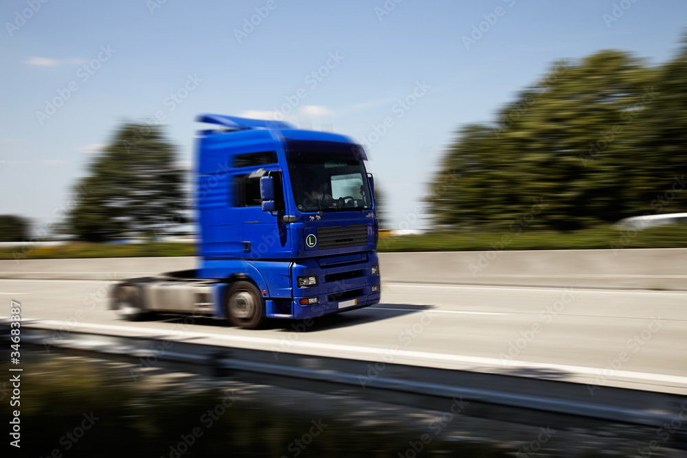 LKW in Fahrt mit Bewegungsunschärfe 5