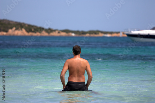 Uomo in acqua. Guy relaxing on vacation