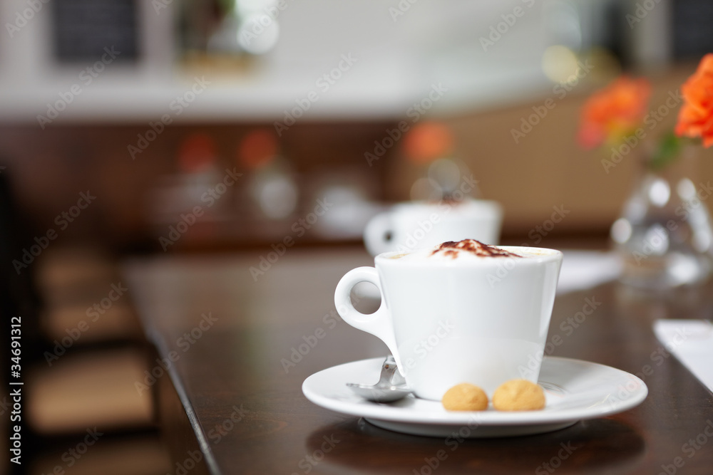 Cappuccino in einem Café
