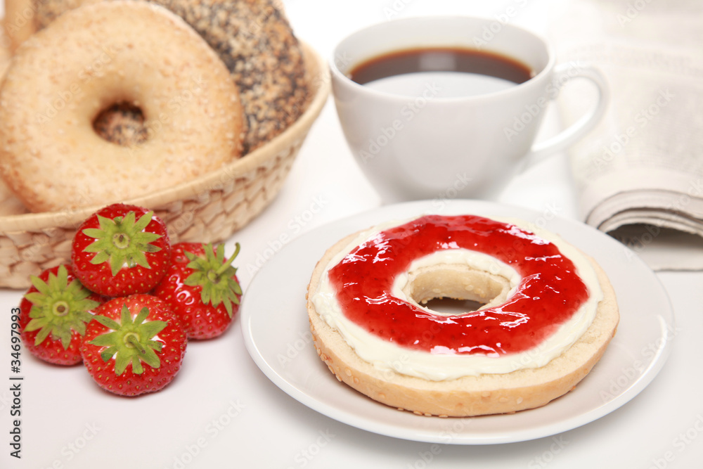 Frühstück mit Bagels und Konfitüre Frühstück mit Bagels und Konfitüre