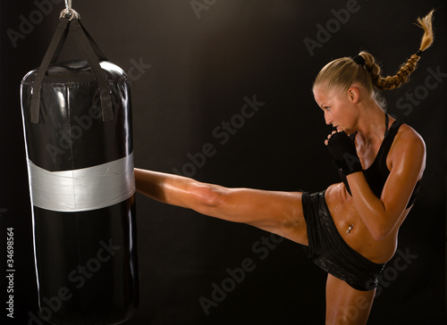 thaiboxerin, Boxsport, Voll auf die zwölf, Frauensport Boxen photo