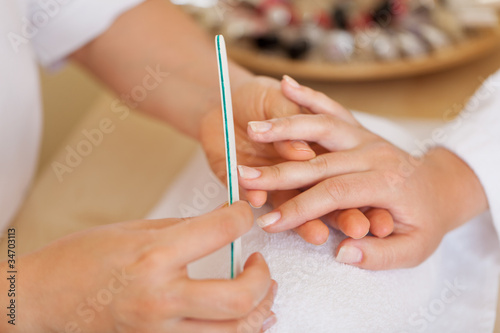 kosmetikerin feilt einer kundin die fingern  gel