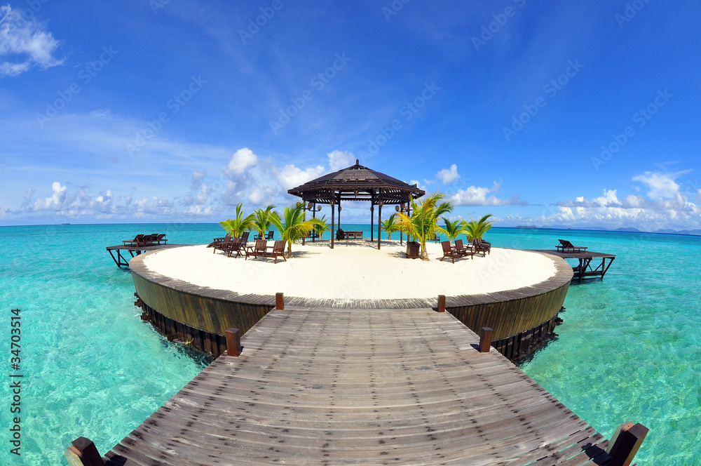 Obraz premium A man-made walkway Kapalai island with exotic tropical resort