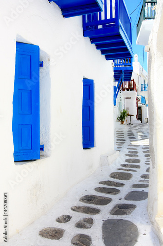 biała umyta wąska ulica na wyspie Mykonos