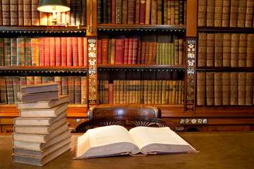 Wandcirkels Bibliotheek Klassieke bibliotheek met oude boeken  © photogl