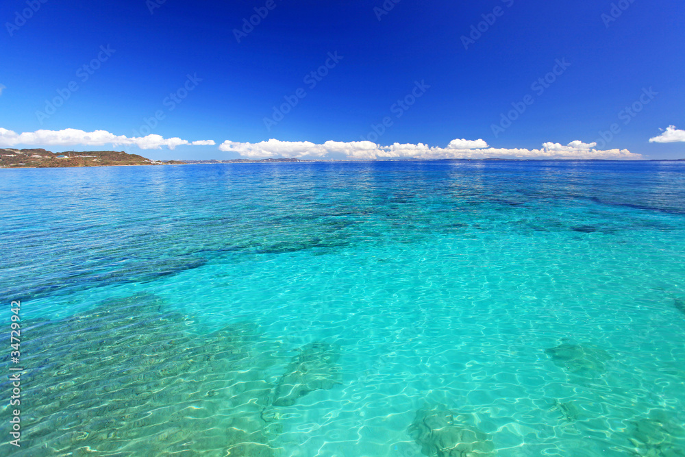 コマカ島の澄んだサンゴ礁の海