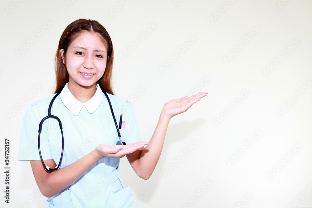 案内をする笑顔の看護士 案内をする笑顔の看護士