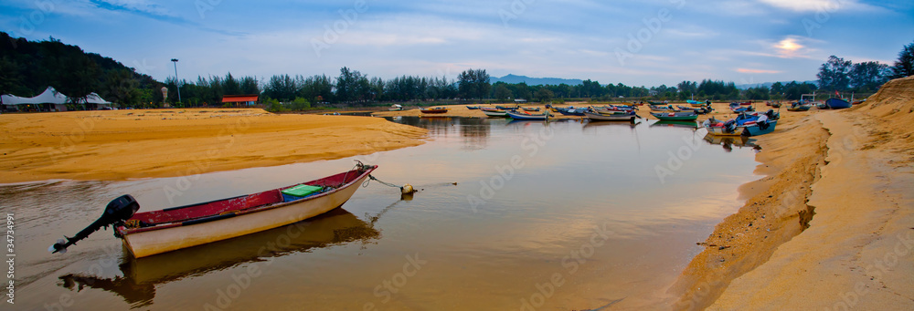 Fototapeta premium Malaysian Fishing Boats Sunset