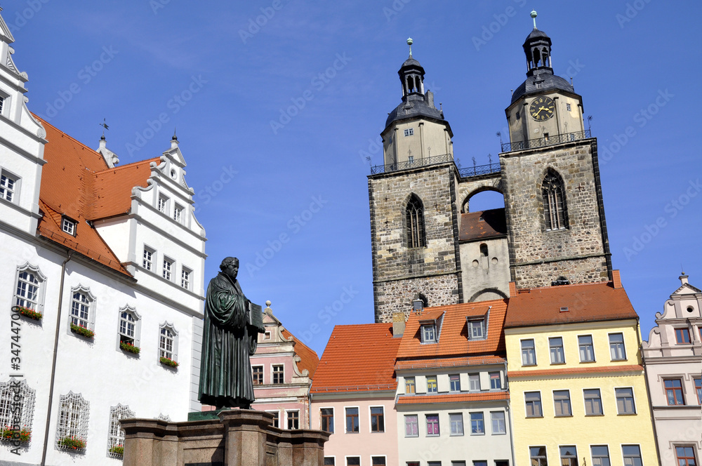 Wittenberg Marktplatz mit Kirche und Denkmal