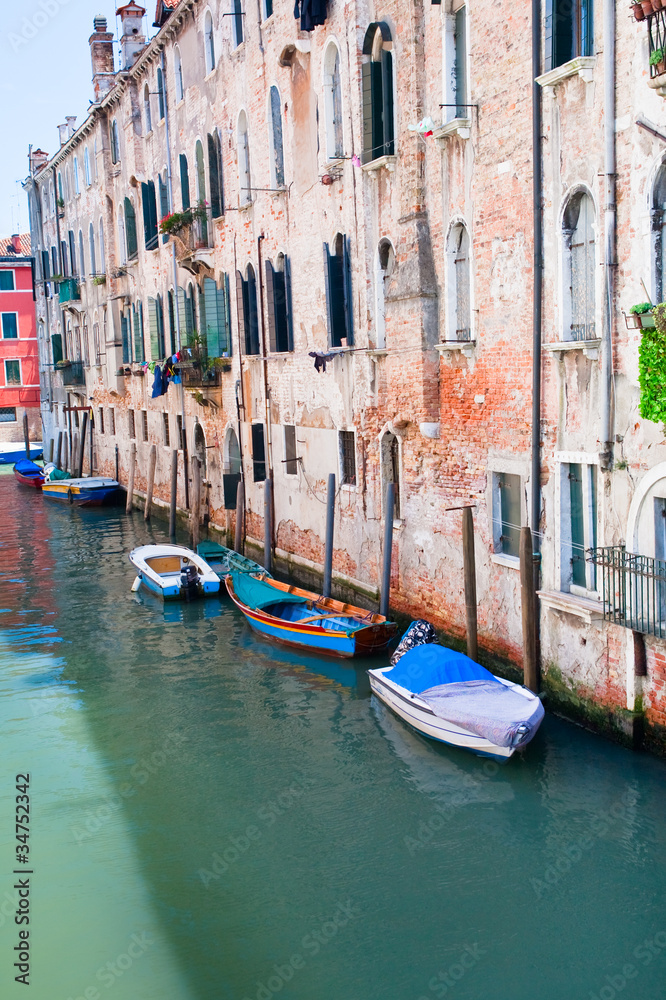 Obraz premium parked boats on canal in Venice, Italy