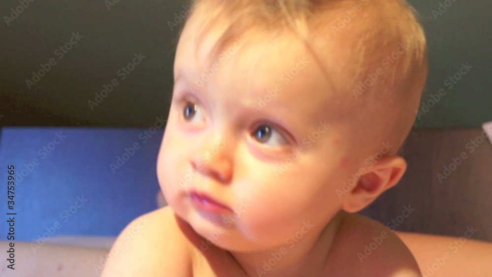 bambina gioca canta ride