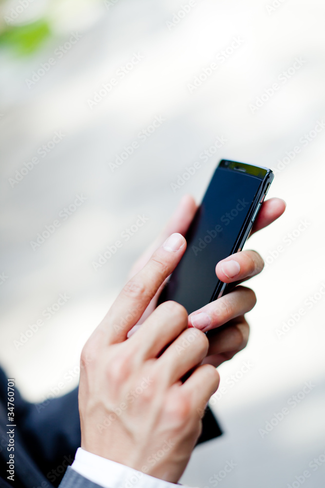 スマートフォン 男性 メンズ 若い ビジネスマン ビジネスシーン スマートフォン 男性 メンズ 若い ビジネスマン ビジネスシーン