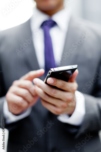 スマートフォン 男性 メンズ 若い ビジネスマン ビジネスシーン