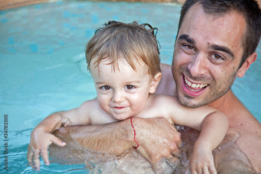 Père et fils jouant ensemble à la piscine #3 Père et fils jouant ensemble à la piscine #3