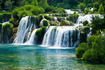 Wandcirkels Watervallen Kabbelende waterval in groen woud  © CCat82