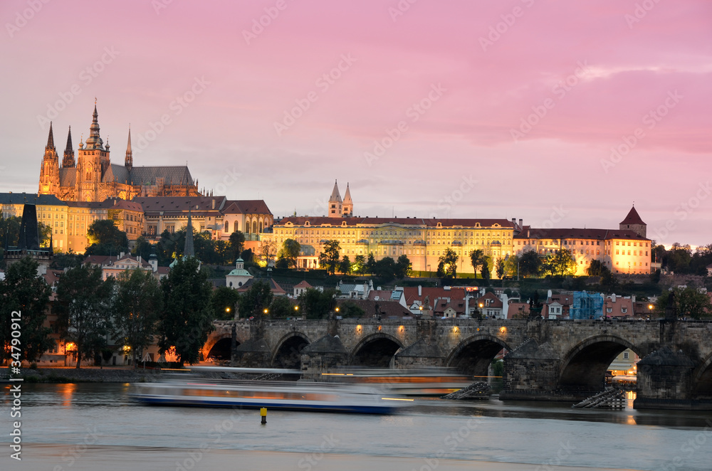 Fototapeta premium Dans la ville de Prague la nuit