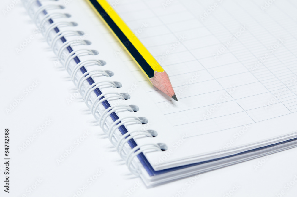 cahier à spirales et crayon cahier à spirales et crayon