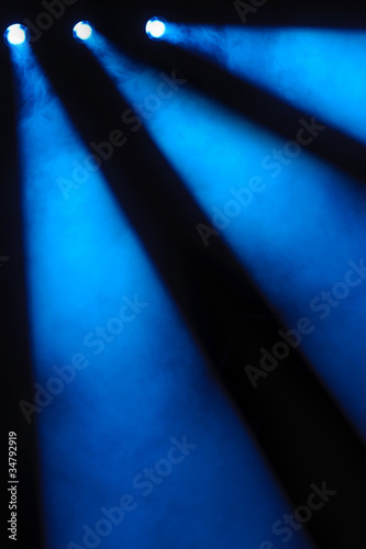 Drei blaue Scheinwerfer