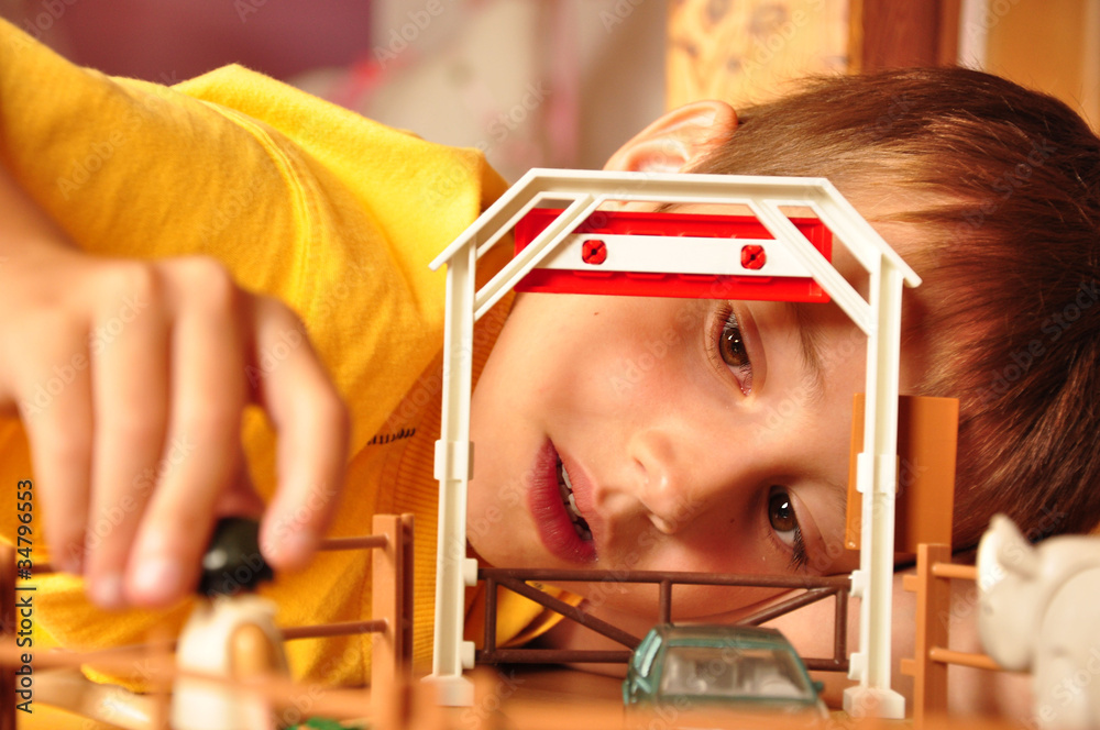 Obraz premium Junge spielt im Kinderzimmer