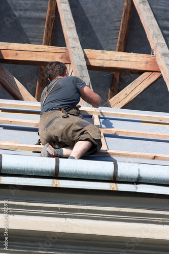 Charpentier sur toit d'immeuble