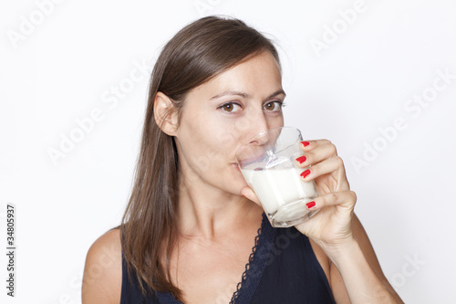 Frau trinkt Milch