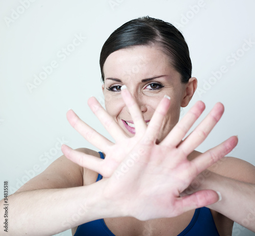 jeune femme timide cachée par ses mains photo