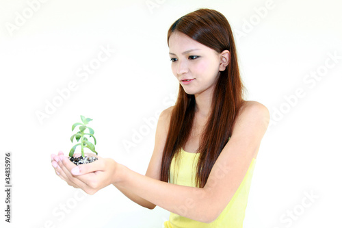 観葉植物のお世話をする女性